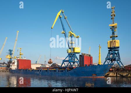 Nave da carico generale in porto Foto Stock