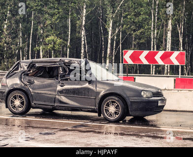 totale auto rotta. incidente sulla strada piovosa (i moduli, dettagli qui è sovra-processato) Foto Stock