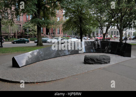 Il Vendome Fire memoriale per i vigili del fuoco di Ted Clausen e Pietro bianco su Commonwealth Avenue Mall, Boston, Massachusetts, Stati Uniti. Foto Stock