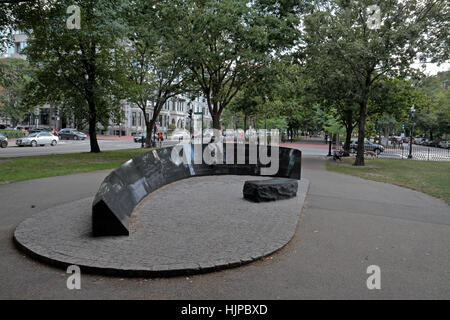 Il Vendome Fire memoriale per i vigili del fuoco di Ted Clausen e Pietro bianco su Commonwealth Avenue Mall, Boston, Massachusetts, Stati Uniti. Foto Stock