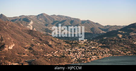 Il paesaggio nei pressi di Como e Lecco vista da una collina Foto Stock