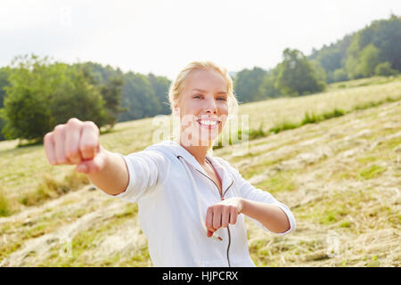 Giovane donna a praticare arti marziali in estate la natura Foto Stock