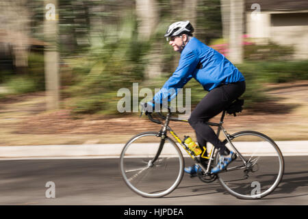 Uomo maturo cavalca la sua bicicletta con sicurezza approvato l'ingranaggio, STATI UNITI D'AMERICA Foto Stock