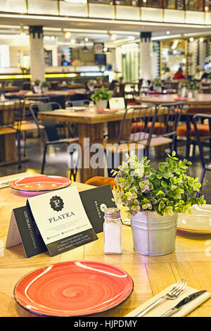 Platea Madrid, un gourmet food hall si trova in un ex cinema sulla Plaza de Colon. Madrid, Spagna. Foto Stock