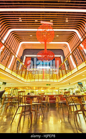 Platea Madrid, un gourmet food hall si trova in un ex cinema sulla Plaza de Colon. Madrid, Spagna. Foto Stock