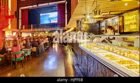 Platea Madrid, un gourmet food hall si trova in un ex cinema sulla Plaza de Colon. Madrid, Spagna. Foto Stock