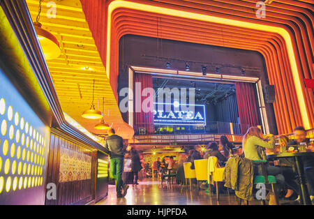 Platea Madrid, un gourmet food hall si trova in un ex cinema sulla Plaza de Colon. Madrid, Spagna. Foto Stock