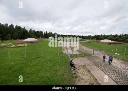 I turisti in attesa di entrare in guerra fredda Museo a Plokštinė base missilistica, Pliateliai, Lituania, Foto Stock