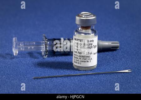 Componenti di una vaccinazione antivaiolo kit comprendente il diluente, un flaconcino di Dryvax® il vaiolo vaccino, ed un ago biforcato, 2002. Il virus di vaiolo vaccino (vaiolo vaccino), derivato dalla linfa di vitello, e attualmente oggetto di licenza negli Stati Uniti, è un liofilizzato, live-preparazione di virus di malattie infettive del virus del vaiolo vaccino. Esso non contiene il vaiolo (Variola) virus. Immagine cortesia CDC. Foto Stock