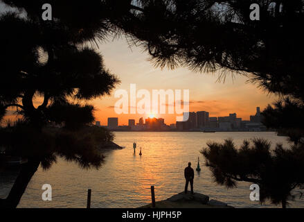 Tempo libero, uomo, tramonto, paesaggio urbano, panorama, Lungomare di Tokyo, come visto dal Daiba Park in Odaiba (isola artificiale).Tokyo città, Giappone, Asia Foto Stock
