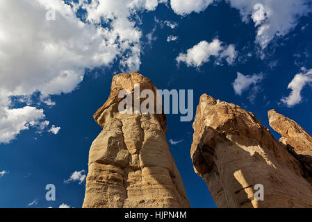 Pilastri di pietra di fronte blu cielo molto nuvoloso Foto Stock