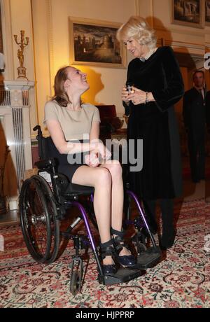 La duchessa di Cornovaglia parla con il para-equestrian Sophie Christiansen, come ella ospita un ricevimento per festeggiare il successo della British squadre equestre al 2016 Rio Giochi olimpici e paraolimpici, al Clarence House di Londra. Foto Stock