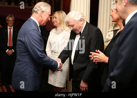 Il Principe di Galles (sinistra) incontra incontra sir David Attenborough durante un pre-cena accoglienza del popolo della lotteria Cap gala benefico a Prestonfield House, Edimburgo. Foto Stock