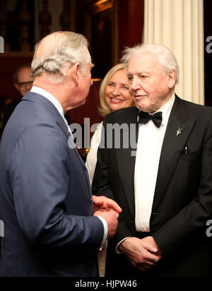 Il Principe di Galles (sinistra) incontra incontra sir David Attenborough durante un pre-cena accoglienza del popolo della lotteria Cap gala benefico a Prestonfield House, Edimburgo. Foto Stock