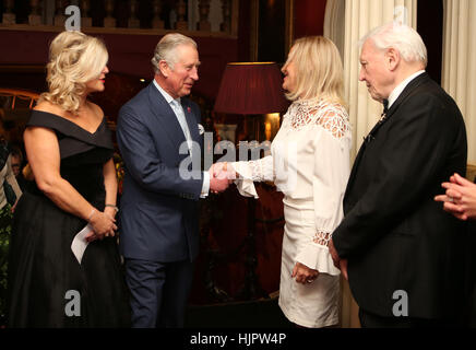 Il Principe di Galles (sinistra) incontra incontra Annemiek Hoogenboom (a destra), direttore del paese del popolo della cap Lotter e sir David Attenborough durante un pre-cena accoglienza del popolo della lotteria Cap gala benefico a Prestonfield House, Edimburgo. Foto Stock