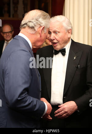 Il Principe di Galles (sinistra) incontra incontra sir David Attenborough durante un pre-cena accoglienza del popolo della lotteria Cap gala benefico a Prestonfield House, Edimburgo. Foto Stock