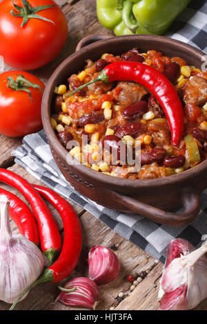 Cibo messicano chili con carne in una pentola e ingredienti. vista verticale da sopra Foto Stock