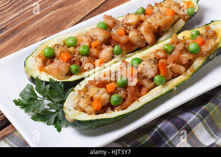 Zucchine al forno con ripieno di carne, verdure e formaggio sul tavolo closeup Foto Stock