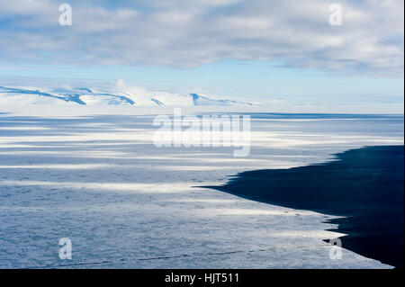 Il bordo di fusione del ghiaccio marino dove incontra l'oceano aperto durante l estate antartica. Foto Stock