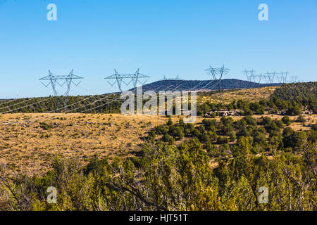 Tensione alta transmmission torri e linee in Arizona us Foto Stock