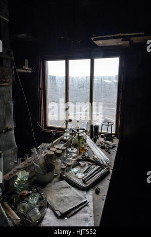 Pipette di vetro, bicchieri e altri esperimento scientifico attrezzature nella capanna di Antartico explorer Robert Falcon Scott. Foto Stock