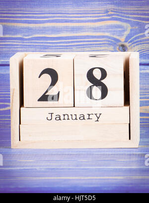 Gennaio 28th. La data del 28 gennaio sul cubo di legno calendario, scheda viola come sfondo Foto Stock