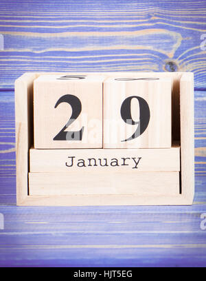 Gennaio 29th. La data del 29 gennaio sul cubo di legno calendario, scheda viola come sfondo Foto Stock