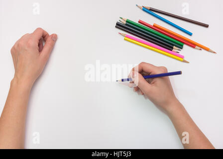 Femmina dipinte a mano con matite colorate su carta, close-up Foto Stock