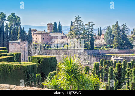 Il palazzo di Alhambra guardato da Giardini Generalife Granada Spagna Foto Stock