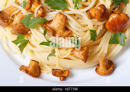 Pasta con finferli su una piastra di close-up vista da sopra la linea orizzontale Foto Stock