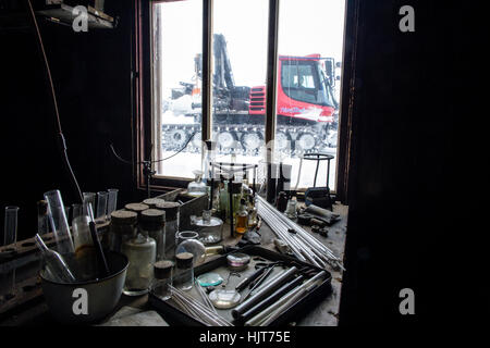 Pipette di vetro, bicchieri e altri esperimento scientifico attrezzature in Antartide explorer Robert Falcon Scott nel rifugio. Foto Stock