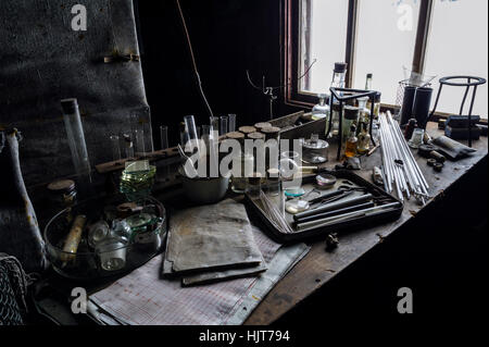 Pipette di vetro, bicchieri e altri esperimento scientifico attrezzature nella capanna di Antartico explorer Robert Falcon Scott. Foto Stock