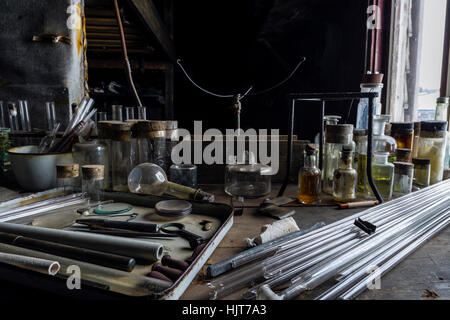 Pipette di vetro, bicchieri e altri esperimento scientifico attrezzature nella capanna di Antartico explorer Robert Falcon Scott. Foto Stock
