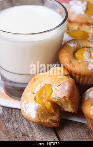 Peach muffin e latte closeup sul tavolo di legno verticale. Foto Stock