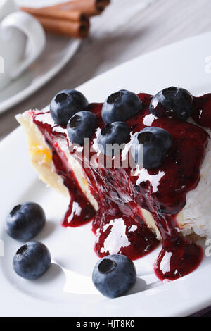 Mirtillo Cheesecake con salsa di frutti di bosco su una piastra stretta in posizione verticale Foto Stock