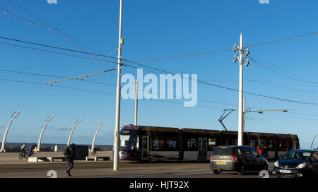 La Promenade di Blackpool, Regno Unito con la sua linea di tram in pieno funzionamento Foto Stock