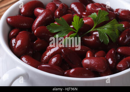 Bollito di fagioli rossi nella ciotola bianca orizzontale macro Foto Stock