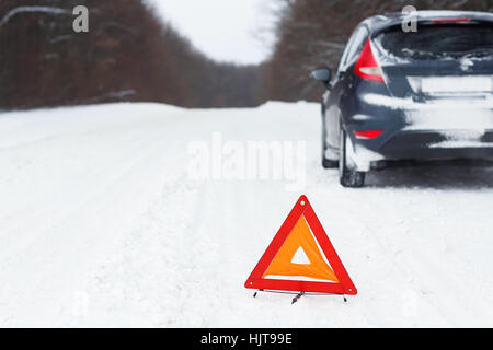 Il trasporto, l'inverno e la concezione del veicolo - Vista dettagliata del triangolo con un ripartiti in auto Foto Stock
