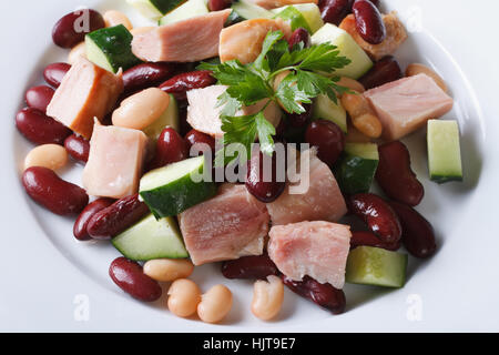 Con insalata di fagioli, carne e cetriolo fresco su una piastra di close-up vista orizzontale dal di sopra Foto Stock