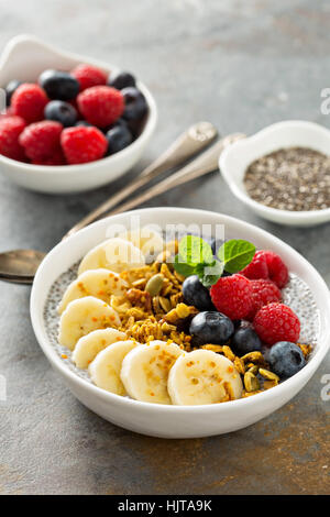 Vaniglia budino di chia in una ciotola con frutta fresca Foto Stock