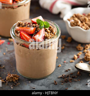 Cioccolato sano frullato di banana con granola Foto Stock