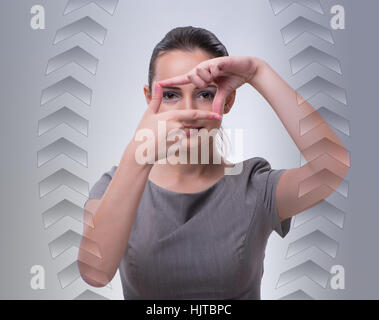 Imprenditrice premendo i pulsanti virtuali nel concetto di business Foto Stock