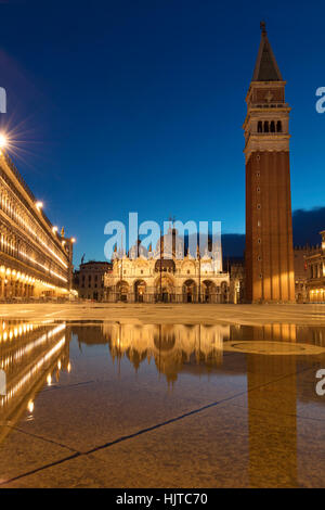 La mattina presto riflessioni, Piazza San Marco, Venezia, Veneto, Italia Foto Stock