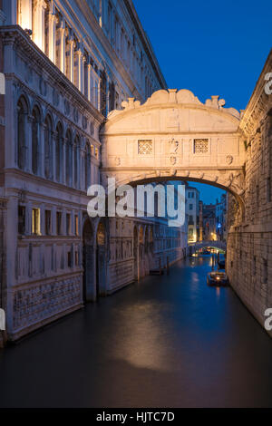 La mattina presto twilight oltre il Ponte dei Sospiri - il Ponte dei Sospiri, Venezia, Veneto, Italia Foto Stock