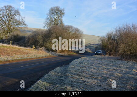 Pesante la brina e il ghiaccio nero, con auto sulla strada tra Charlton Horethorne e Sherborne in Dorset, Inghilterra. Foto Stock