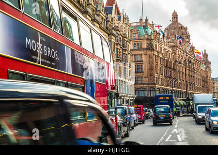 LONDON, Regno Unito - 8 ottobre 2014: vista della metropolitana di Londra la metropolitana la linea di Piccadilly con il treno alla stazione di piattaforma. Foto Stock