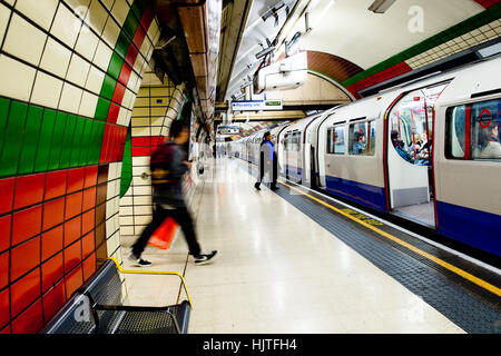 Vista della metropolitana di Londra la metropolitana la linea di Piccadilly con il treno alla stazione di piattaforma. Foto Stock