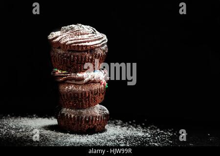 Un mucchio di torte su sfondo nero Foto Stock