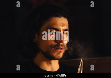 L'uomo nell'hookah closeup Foto Stock