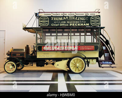 Il Milnes-Daimler Double-Decker Omnibus del 1904 è un classico autobus automobilistico britannico dei primi anni del XX secolo. Alimentato da un motore Daimler, questo veicolo è stato utilizzato per i trasporti pubblici a Londra e rappresenta una parte fondamentale della storia dei trasporti della città. Foto Stock
